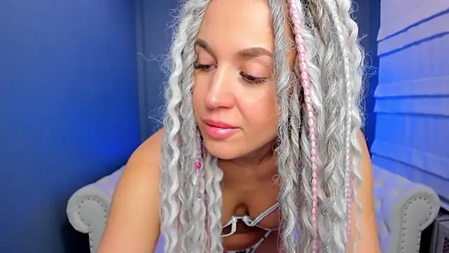 Snapshot of rock_n_roxy chatting on February 8, 1:32 am rock n roxy online show from February 8, 1:32 am