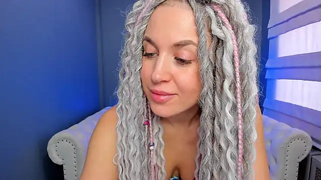 Snapshot of rock_n_roxy chatting on February 12, 7:23 am rock n roxy online show from February 12, 7:23 am