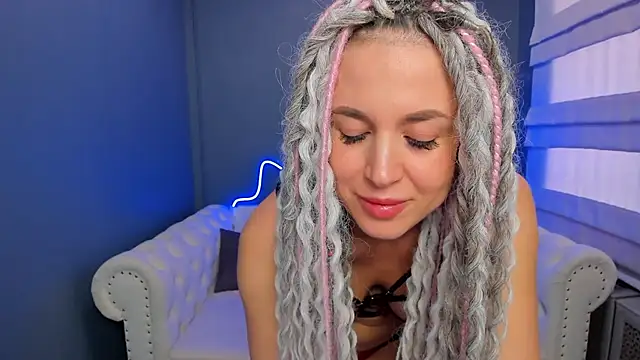 Snapshot of rock_n_roxy chatting on February 13, 8:06 am rock n roxy online show from February 13, 8:06 am