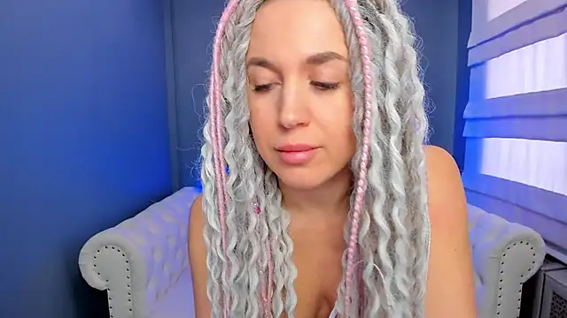 Snapshot of rock_n_roxy chatting on February 14, 5:09 am rock n roxy online show from February 14, 5:09 am