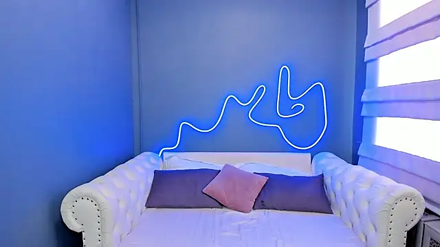 Snapshot of rock_n_roxy chatting on February 15, 4:14 am rock n roxy online show from February 15, 4:14 am