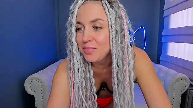 Snapshot of rock_n_roxy chatting on February 17, 8:19 am rock n roxy online show from February 17, 8:19 am