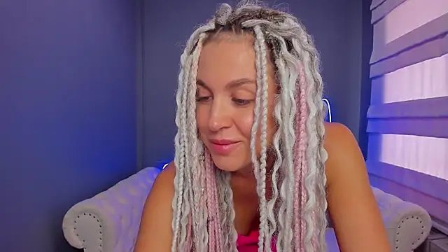 Snapshot of rock_n_roxy chatting on March 7, 4:35 am rock n roxy online show from March 7, 4:35 am