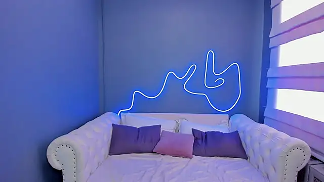 Snapshot of rock_n_roxy chatting on March 10, 8:37 am rock n roxy online show from March 10, 8:37 am