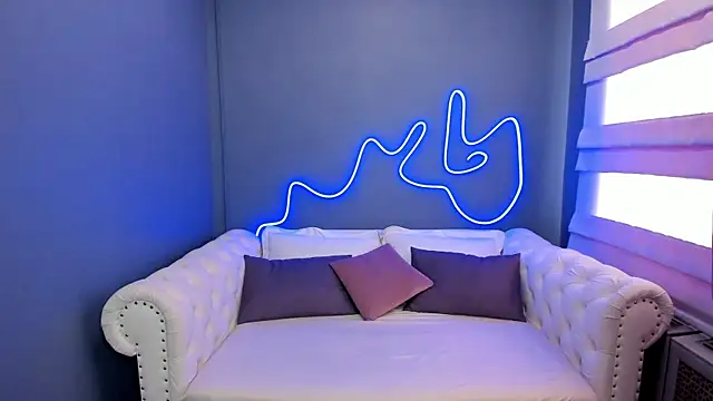 Snapshot of rock_n_roxy chatting on March 13, 3:44 am rock n roxy online show from March 13, 3:44 am