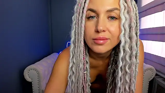 Snapshot of rock_n_roxy chatting on March 14, 5:05 am rock n roxy online show from March 14, 5:05 am