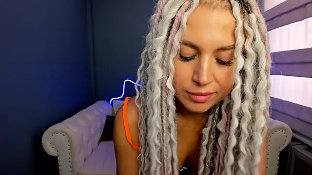 Snapshot of rock_n_roxy chatting on March 15, 8:15 am rock n roxy online show from March 15, 8:15 am