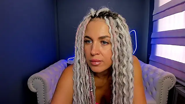 Snapshot of rock_n_roxy chatting on March 18, 4:58 am rock n roxy online show from March 18, 4:58 am