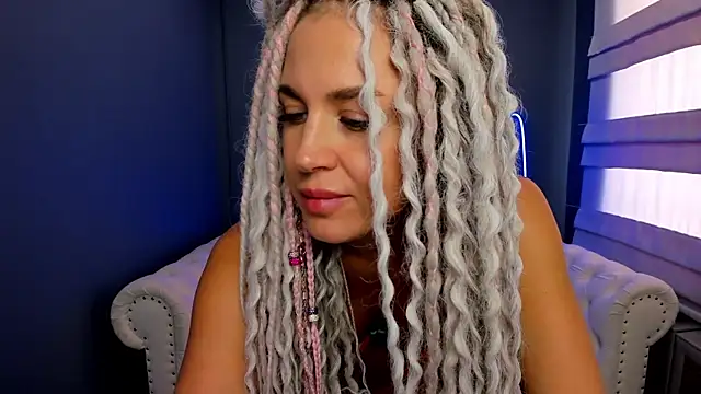 Snapshot of rock_n_roxy chatting on March 19, 8:23 am rock n roxy online show from March 19, 8:23 am