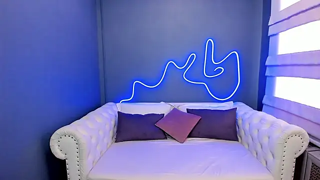 Snapshot of rock_n_roxy chatting on March 20, 2:29 am rock n roxy online show from March 20, 2:29 am