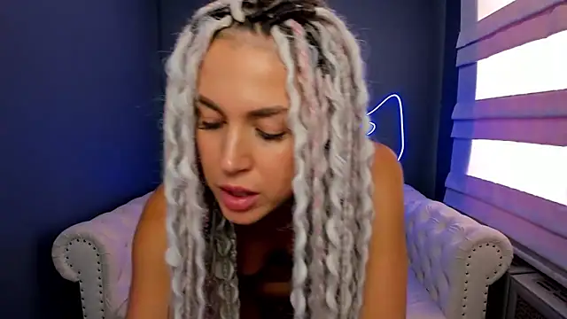 Snapshot of rock_n_roxy chatting on March 20, 5:35 am rock n roxy online show from March 20, 5:35 am