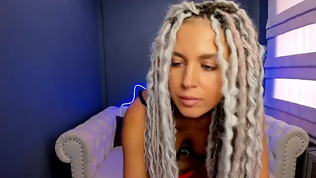 Snapshot of rock_n_roxy chatting on March 21, 5:00 am rock n roxy online show from March 21, 5:00 am