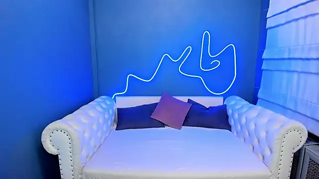 Snapshot of rock_n_roxy chatting on September 13, 2:33 am rock n roxy online show from September 13, 2:33 am