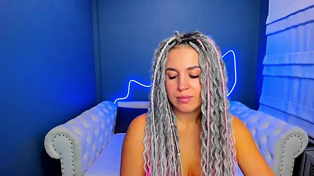 Snapshot of rock_n_roxy chatting on October 4, 1:25 am rock n roxy online show from October 4, 1:25 am