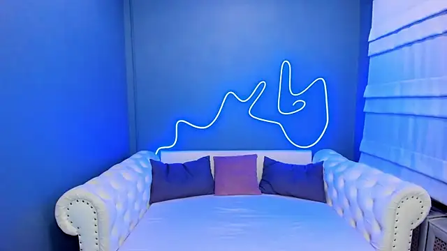 Snapshot of rock_n_roxy chatting on October 28, 1:20 am rock n roxy online show from October 28, 1:20 am