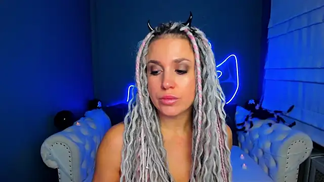 Snapshot of rock_n_roxy chatting on November 1, 1:18 am rock n roxy online show from November 1, 1:18 am