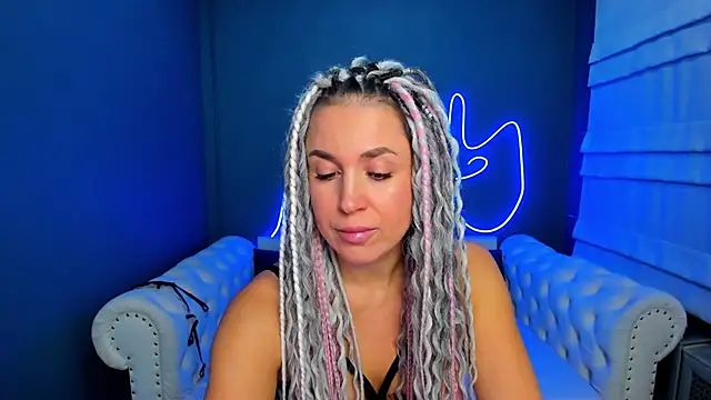 Snapshot of rock_n_roxy chatting on November 15, 1:25 am rock n roxy online show from November 15, 1:25 am