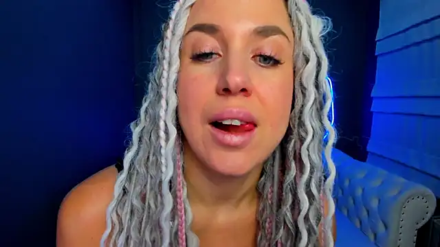 Snapshot of rock_n_roxy chatting on November 17, 1:33 am rock n roxy online show from November 17, 1:33 am