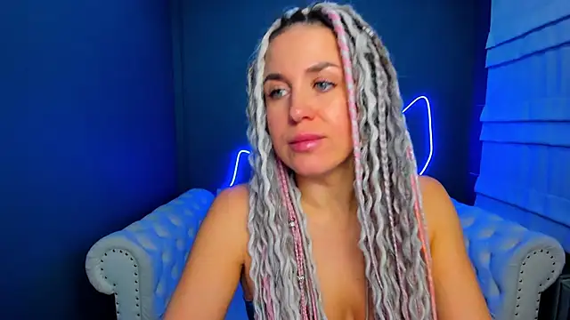 Snapshot of rock_n_roxy chatting on November 18, 1:33 am rock n roxy online show from November 18, 1:33 am