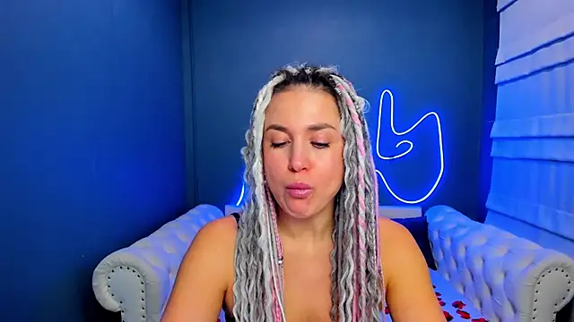 Snapshot of rock_n_roxy chatting on December 1, 1:32 am rock n roxy online show from December 1, 1:32 am