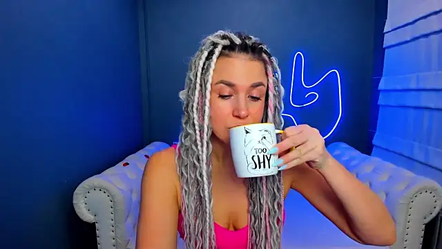 Snapshot of rock_n_roxy chatting on December 2, 1:33 am rock n roxy online show from December 2, 1:33 am