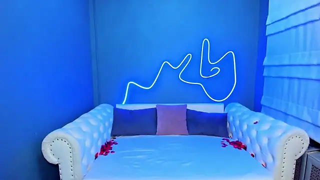 Snapshot of rock_n_roxy chatting on December 4, 1:26 am rock n roxy online show from December 4, 1:26 am