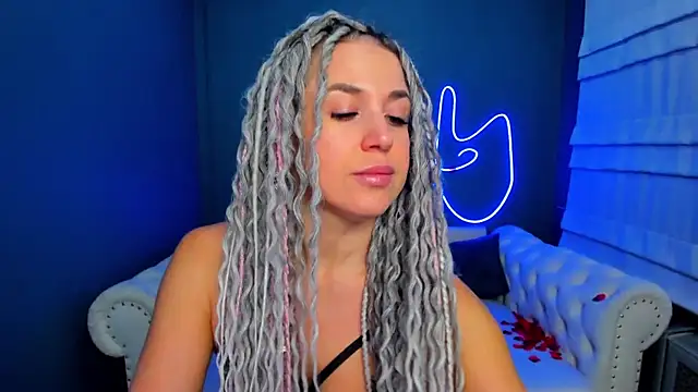 Snapshot of rock_n_roxy chatting on December 5, 1:25 am rock n roxy online show from December 5, 1:25 am