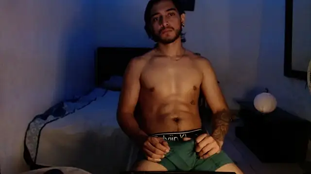 Snapshot of maxximus_100 chatting on January 28, 8:25 am maxximus 100 online show from January 28, 8:25 am