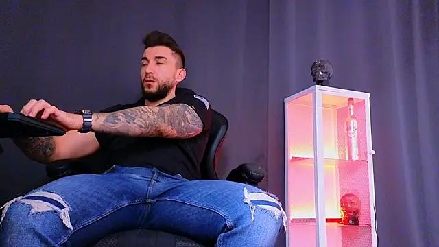 MightyAaron66 online show from March 6, 2:51 am