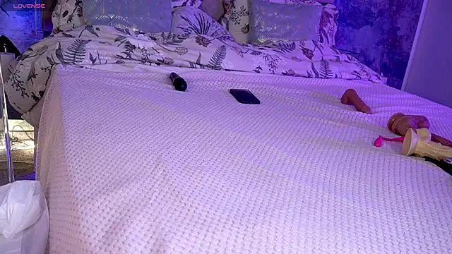 KiraRoxx online show from April 21, 1:42 am