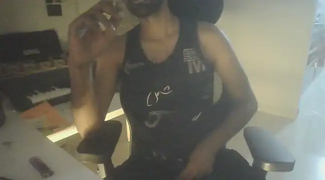 Snapshot of dominanthubby chatting on December 5, 7:28 pm dominanthubby online show from December 5, 7:28 pm