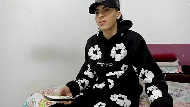 Snapshot of HeellBoy_ chatting on February 27, 8:25 am HeellBoy online show from February 27, 8:25 am