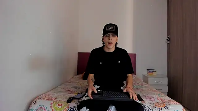 Snapshot of HeellBoy_ chatting on February 28, 12:39 pm HeellBoy online show from February 28, 12:39 pm