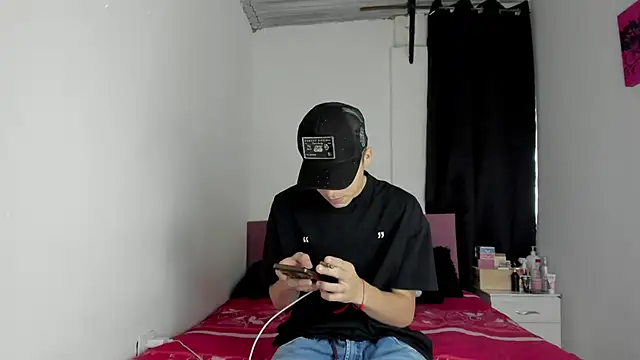 Snapshot of HeellBoy_ chatting on March 18, 7:39 pm HeellBoy online show from March 18, 7:39 pm