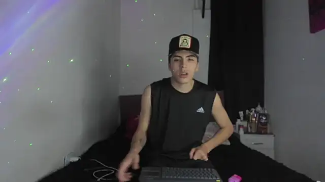 Snapshot of HeellBoy_ chatting on April 30, 5:58 am HeellBoy online show from April 30, 5:58 am