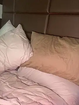 CrownedNyaries online show from January 2, 2:35 pm