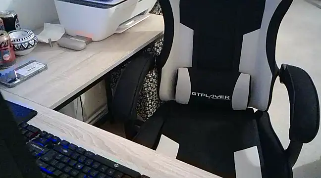 Snapshot of zebymasry chatting on December 6, 10:52 pm zebymasry online show from December 6, 10:52 pm