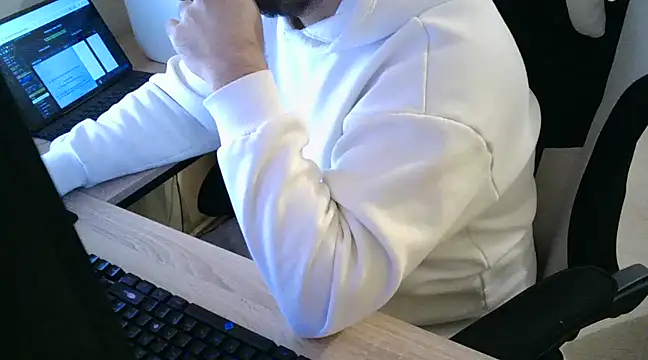 Snapshot of zebymasry chatting on December 30, 5:26 am zebymasry online show from December 30, 5:26 am