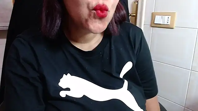 Snapshot of Foxlady2271 chatting on May 26, 11:12 pm Foxlady2271 online show from May 26, 11:12 pm
