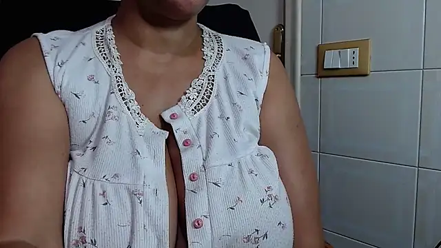 Snapshot of Foxlady2271 chatting on June 11, 11:25 pm Foxlady2271 online show from June 11, 11:25 pm