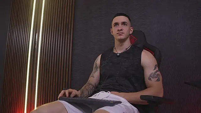 JacksonOlsenn online show from April 16, 8:42 pm