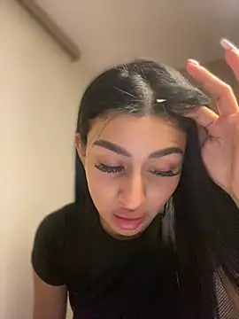 Snapshot of maddy_bronw_ chatting on December 22, 3:11 am maddy bronw online show from December 22, 3:11 am