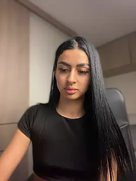 Snapshot of maddy_bronw_ chatting on December 22, 6:17 am maddy bronw online show from December 22, 6:17 am