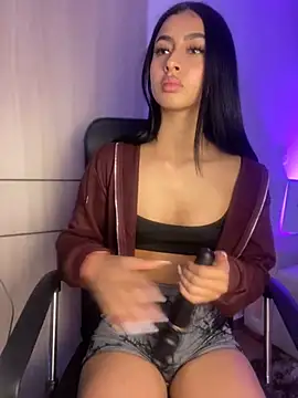 Snapshot of maddy_bronw_ chatting on January 18, 10:17 pm maddy bronw online show from January 18, 10:17 pm