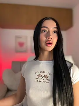 Snapshot of maddy_bronw_ chatting on October 15, 10:10 pm maddy bronw online show from October 15, 10:10 pm