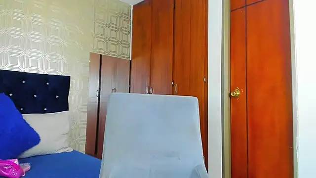 evelyn wine online show from February 14, 12:30 am