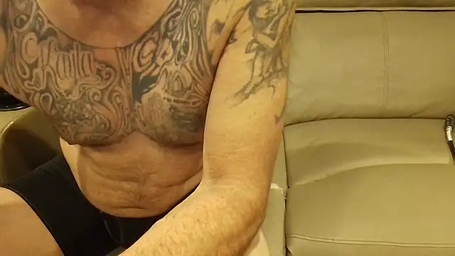 Snapshot of overaveragefreak4you chatting on March 5, 8:43 am overaveragefreak4you online show from March 5, 8:43 am