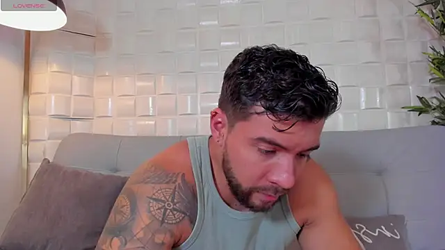 Snapshot of _dreammr1_ chatting on December 22, 12:50 am dreammr1 online show from December 22, 12:50 am