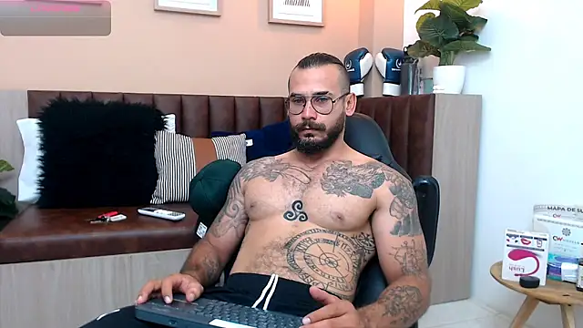 Snapshot of hanz_col chatting on March 13, 11:08 am hanz col online show from March 13, 11:08 am