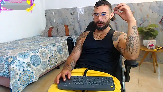 Snapshot of hanz_col chatting on October 25, 12:56 pm hanz col online show from October 25, 12:56 pm